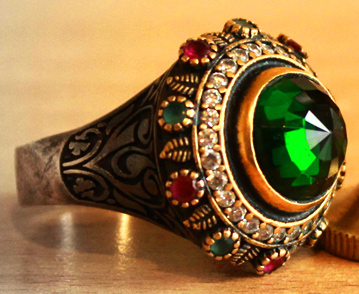 beutiful emerald ring with ornaments